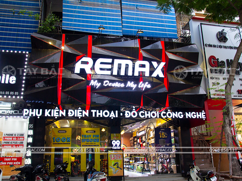 Biển quảng cáo phụ kiện điện thoại Remax