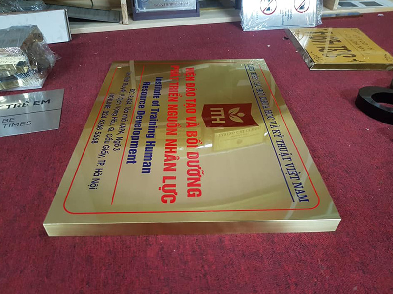 Biển công ty chất liệu inox vàng gương