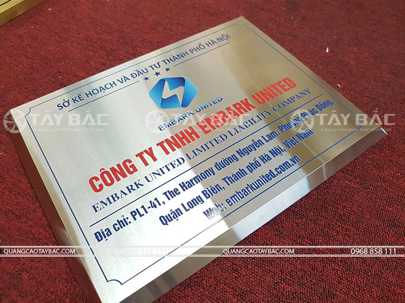 Biển công ty Embank