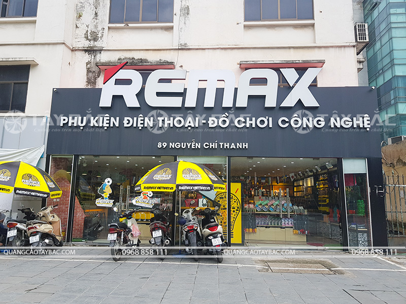Biển quảng cáo phụ kiện điện thoại remax