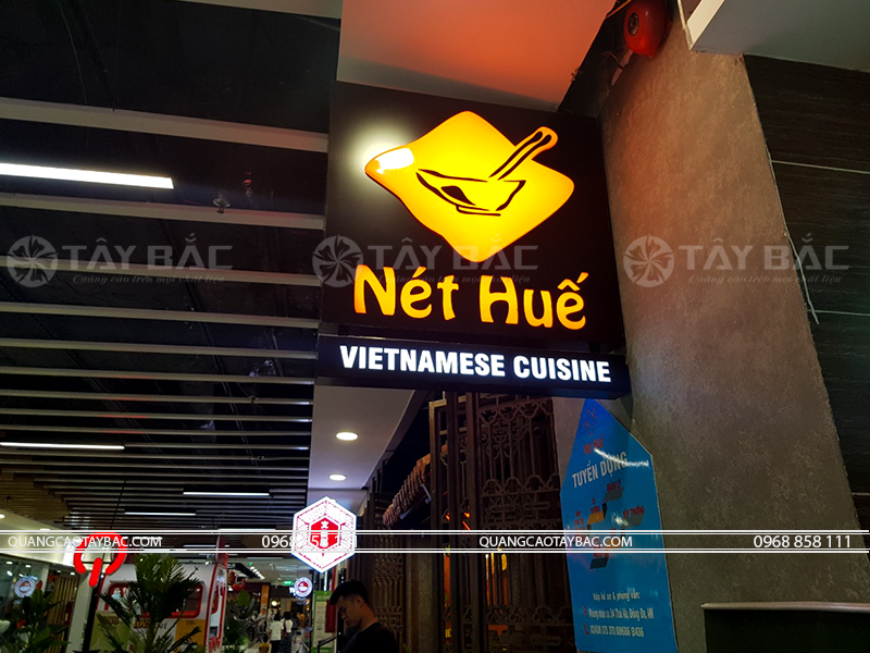 Biển vẫy nhà hàng Nét Huế