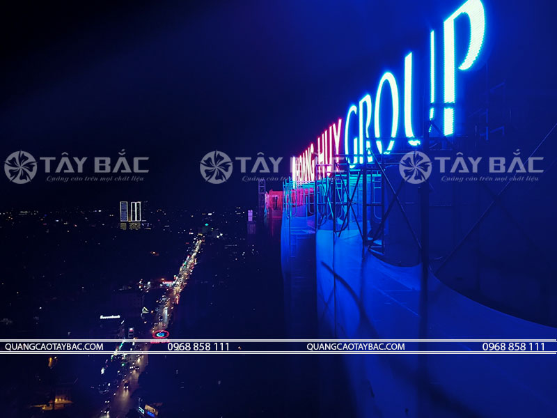 bộ chữ Huy Hoàng Group sử dụng led bát phi 5 đế 8