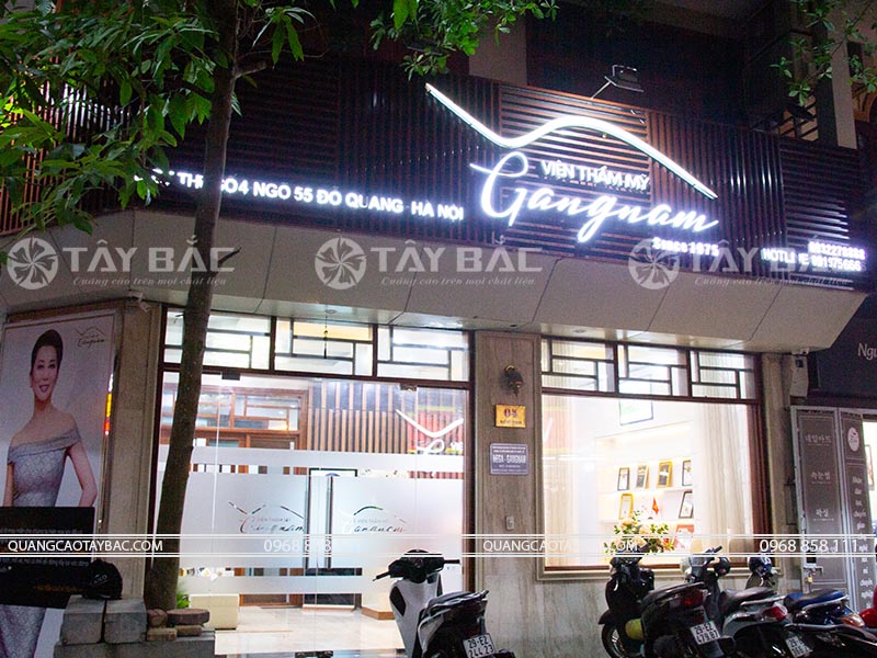 Biển quảng cáo thẫm mỹ viện Gangnam