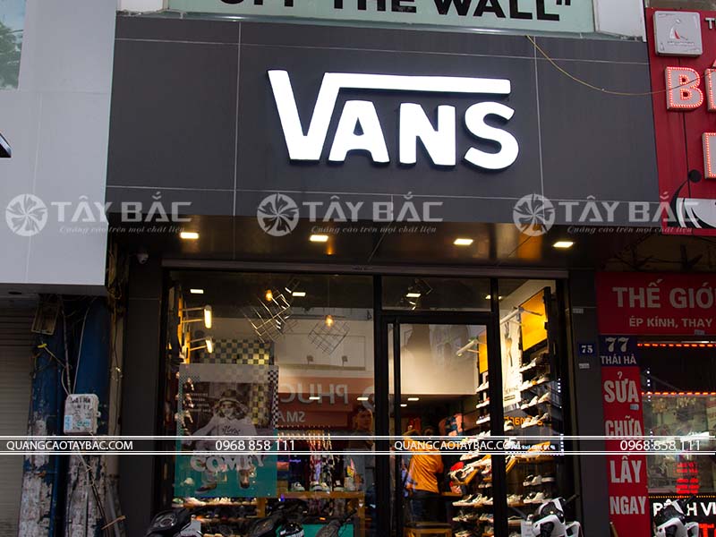 Biển quảng cáo cửa hàng thời trang Vans