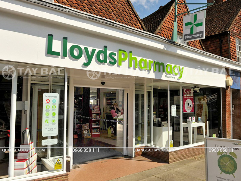 Bảng hiệu nhà thuốc LLoyds