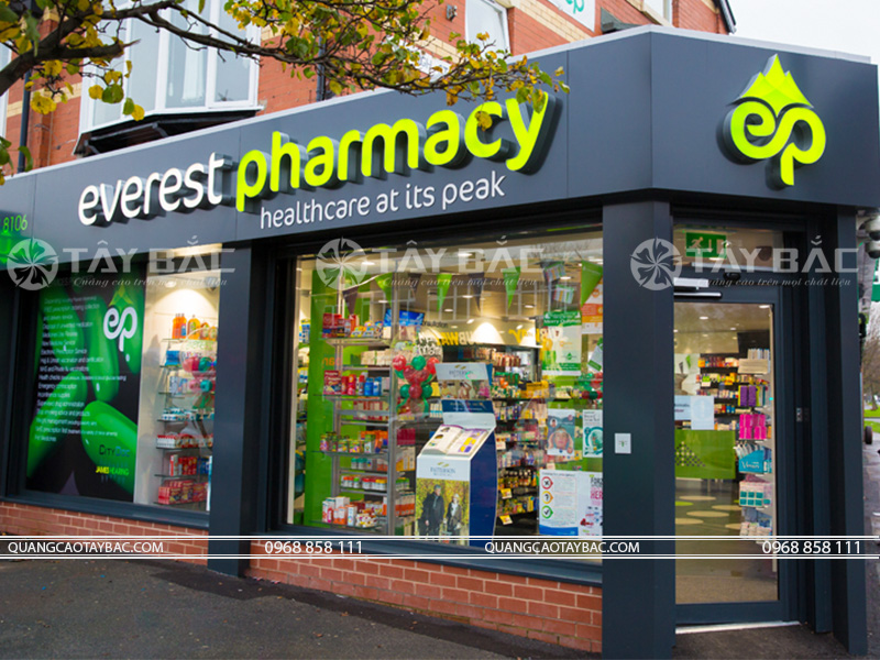 Bảng hiệu nhà thuốc Everest Pharmacy