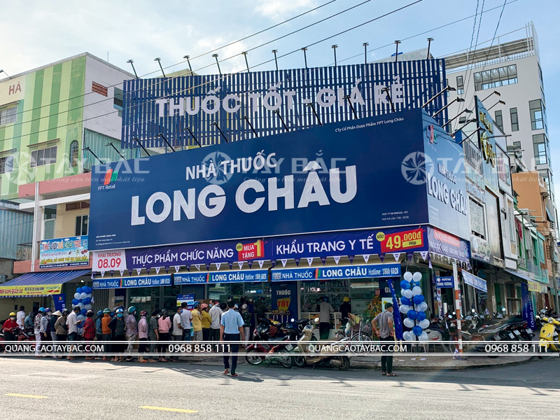 Bảng hiệu nhà thuốc Long Châu